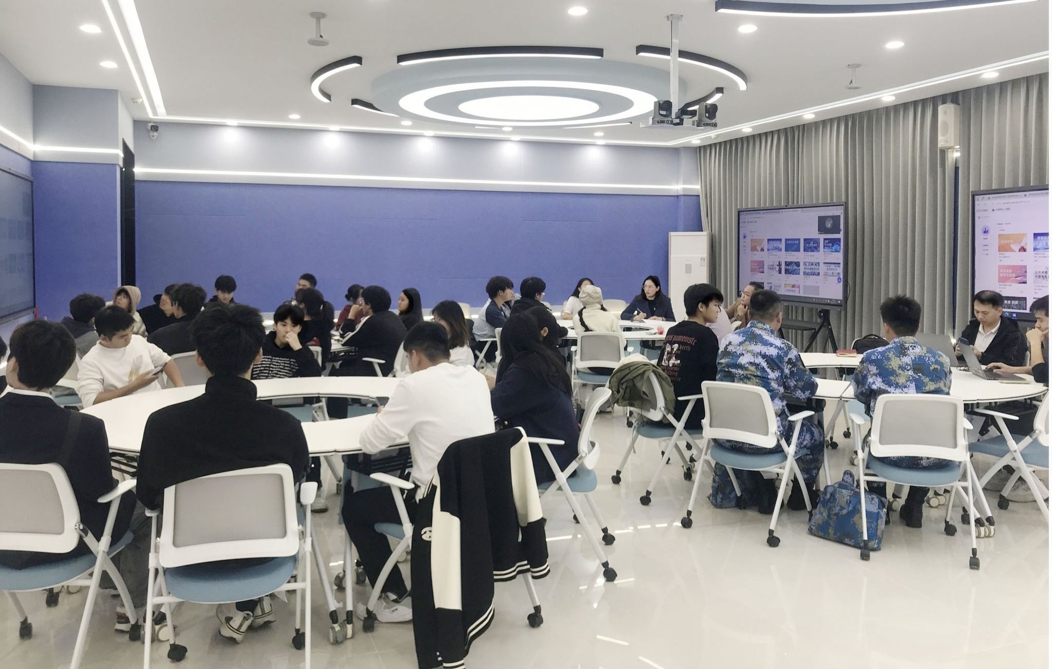 聚焦前沿教育，倾听学子心声——我校召开AI课程使用情况学生座谈会